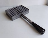 Double French vintage waffle maker sandwich toaster Croque Monsieur, cast alloy, cake iron, black resin handles circa 1970s.