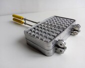 Double French vintage waffle maker sandwich toaster Croque Monsieur, cast alloy, cake iron, wood yellow handles circa 1970s.