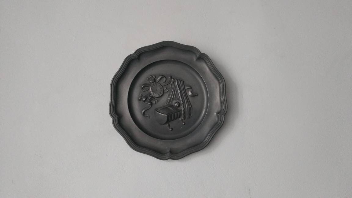 Plaque Murale Antique en Énantisse Français avec Un Thème de Pépinière/Baptême.