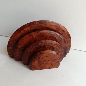 Accesorio de escritorio francés, un estante para cartas de madera de raíz con bordes biselados y extremos abiertos en estilo Art Decó modernista/geométrico de la década de 1920.