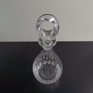 Französische Vintage Cartier Weinkaraffe / Dekanter mit geschliffener Glasdekoration mit Stopfen.