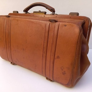 LARGE French antique / vintage brown leather doctor's bag / Gladstone bag / overnight / weekend bag, circa early 1900s.