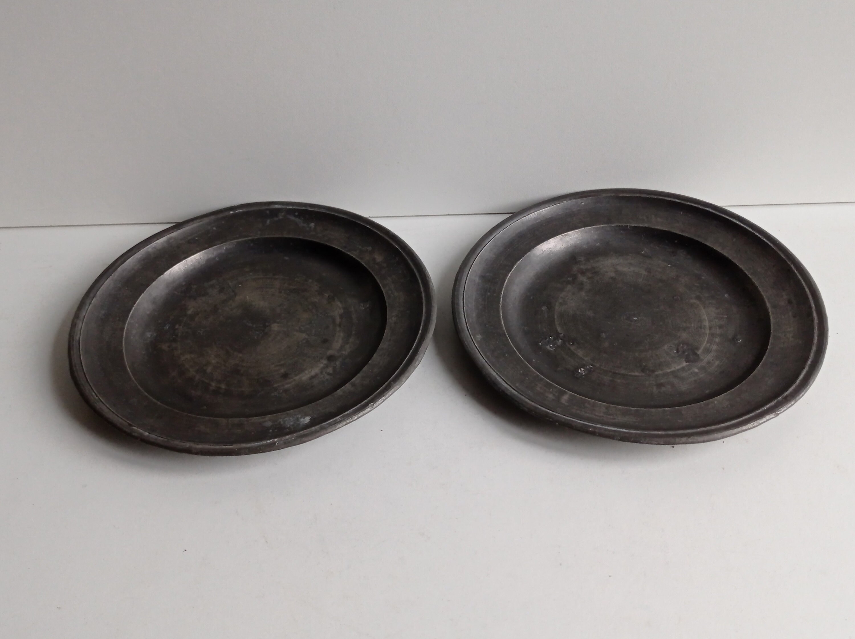 アンティークな素朴なフランス製ピューター製プレート（9インチ）の