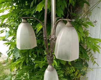 Art Deco 4 leichte Wolkenkratzer Kronleuchter / Lichtbeschlag mit mundgeblasenem Glas opaken Schirmen um 1920er Jahre