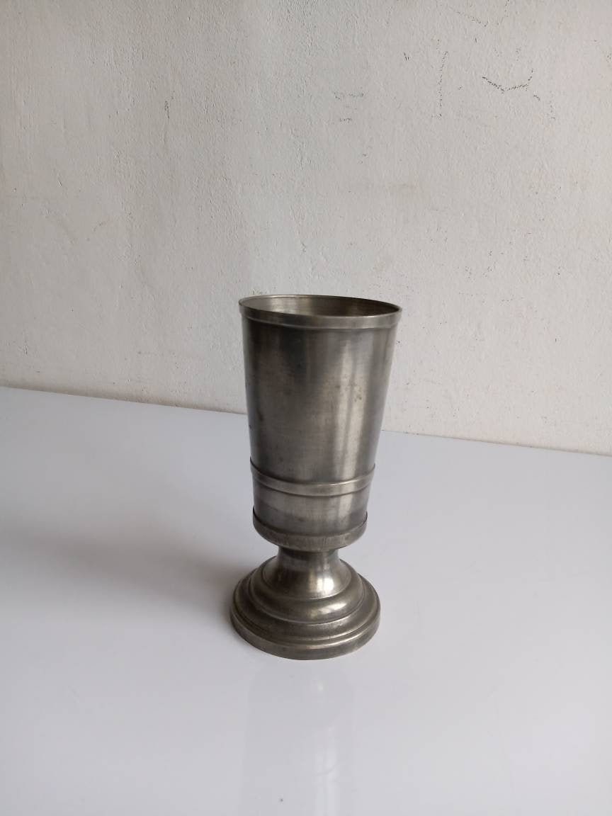 Français Grand Gobelet /Tasse en Étain Antique avec Un Style Moderniste et Des Timbres Étain.