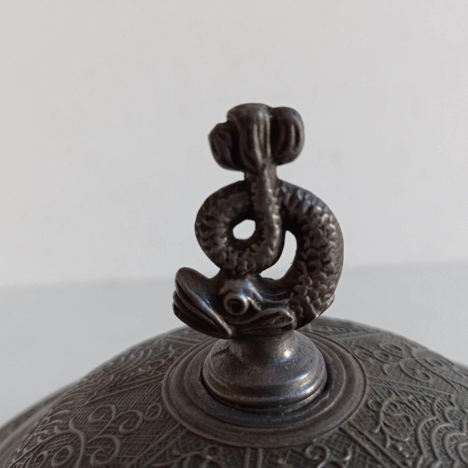 Français Porringer Antique en Étain à Couvercle avec Bouton Dauphin/Poisson et Deux Poignées Décorat