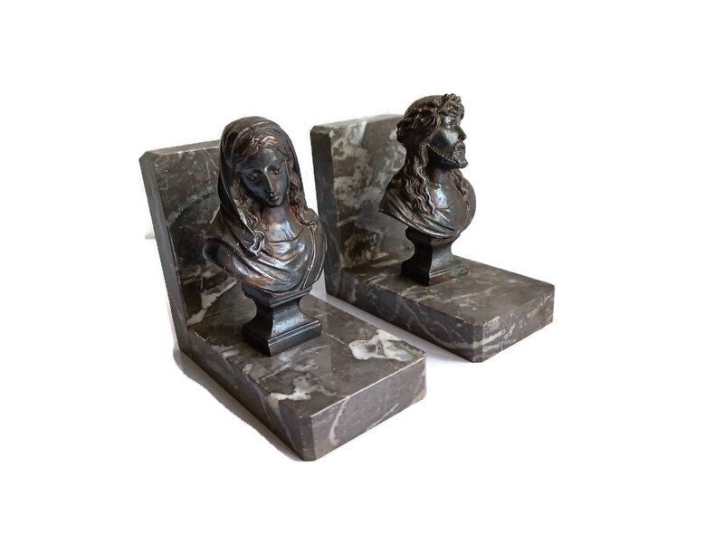 Art Religieux Art Déco, Jésus et Marie en Spelter, Paire de Serre-Livres sur Granit, Signé Mr Vers 1