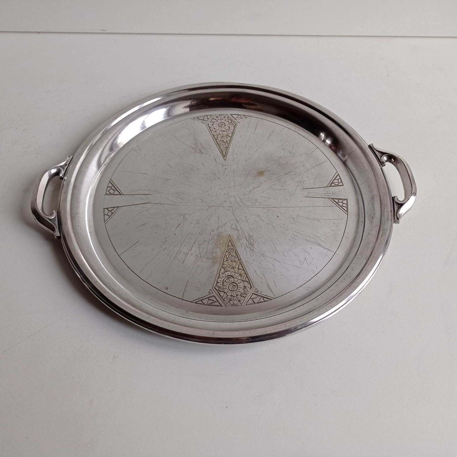 Petit Plateau de Boissons Rond Plaqué Art Déco Argenté avec Poignées et Design Géométrique Vers Les 