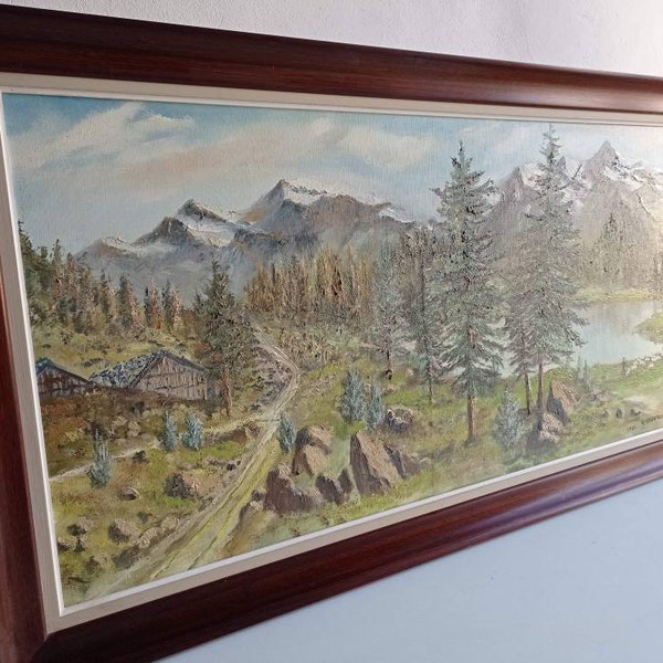 Très grande (44 » x 24,2 ») huile sur toile de paysage de scène alpine avec lac au milieu des pins, bien encadrée et signée.