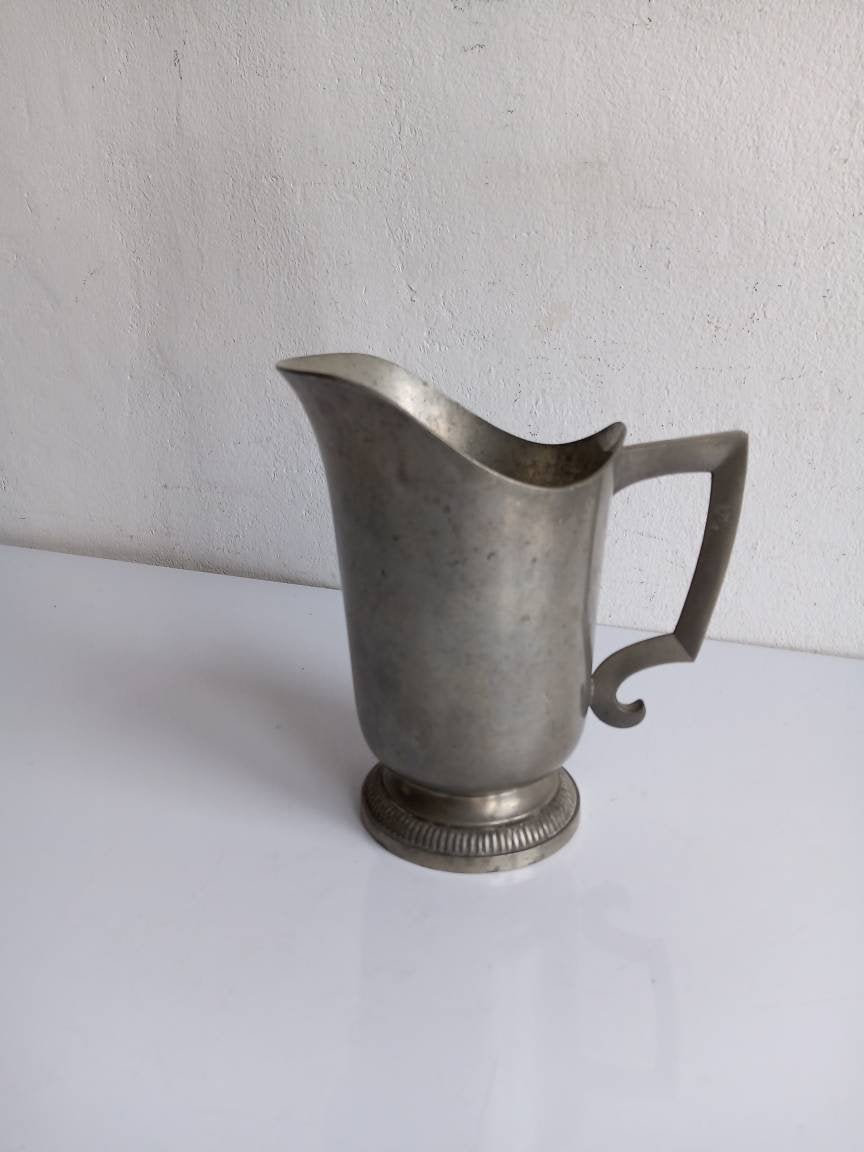 Français Vin d'étain Antique/Vintage Cruche d'eau avec Poignée Moderniste, et Timbres en Étain de Pa