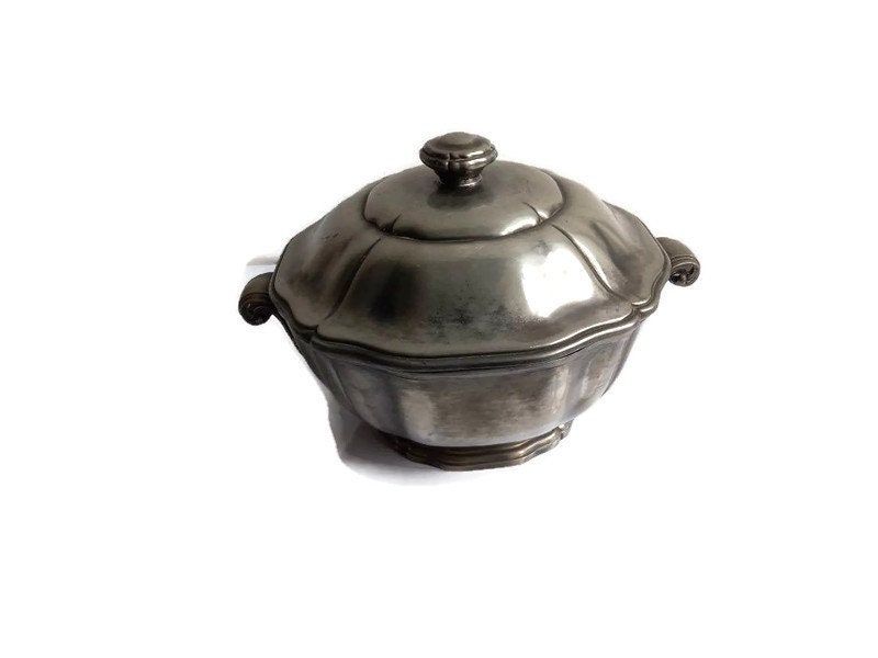 Français Tureen et Couvercle à Pied en Étain Cannelé Antique avec Poignées Enroulées Timbres Étain.