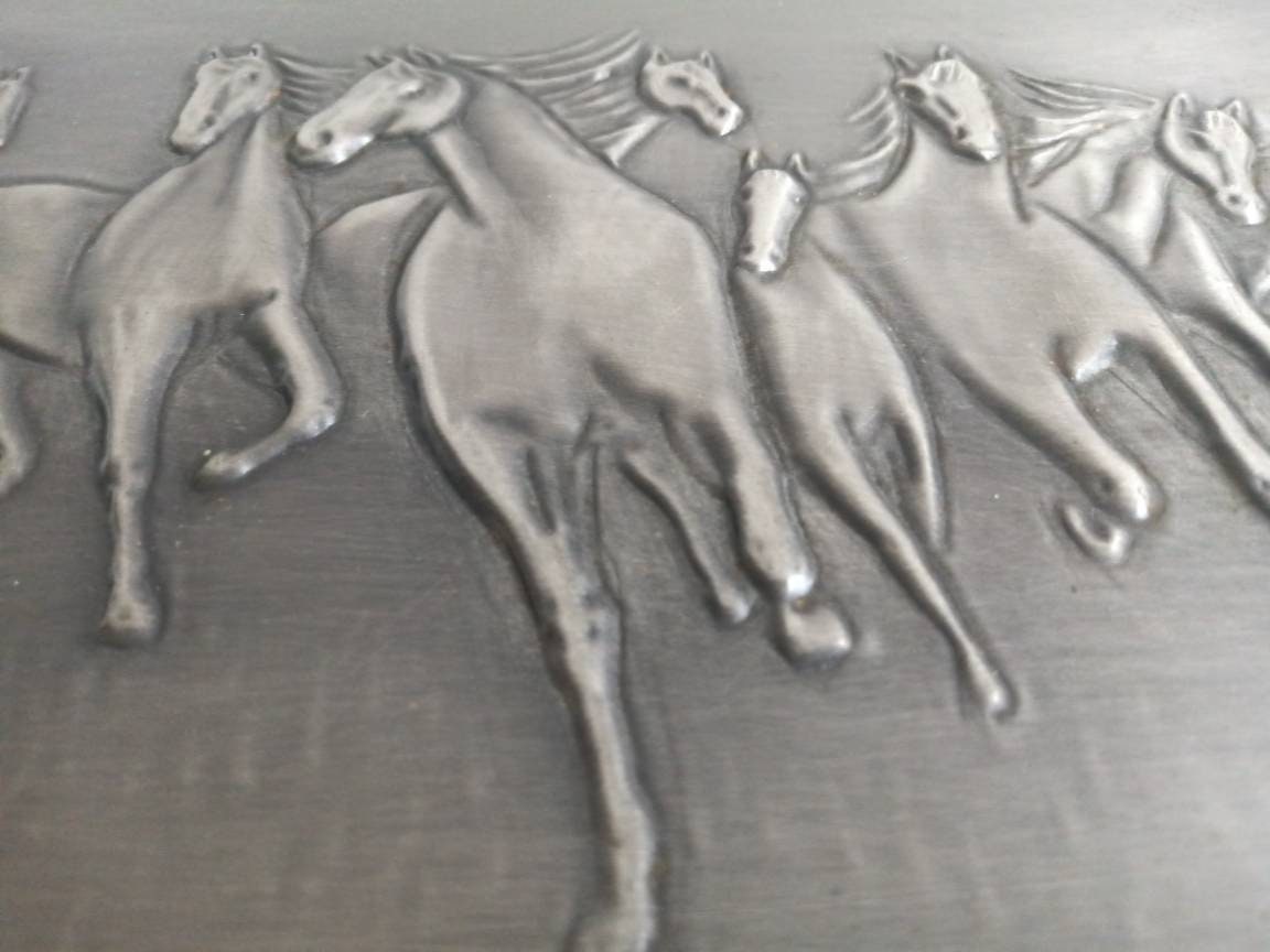 Français Œuvres d'art en Étain Vintage, La Tonnellle de Chevaux Course Sauvages, Un Mur Design Relie