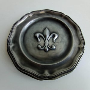 French antique fleur de lys emblem / relief pewter plate with fluted edges. Heraldic pewter plate with angel pewter mark.