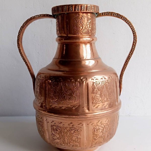 Grand vase en cuivre vintage nord-africain / marocain / arabe / égyptien à deux anses, avec le cachet du fabricant.