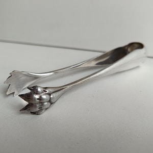 French antique, Modernist Christofle / Alfenide, Art Nouveau silver plated claw tongs for ice, or sugar lumps circa 1910s.