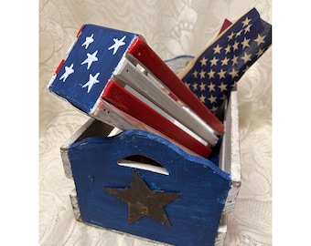 Cassette di legno dipinte a mano, in stile arte popolare patriottica, per la decorazione del 4 luglio in stile americano.