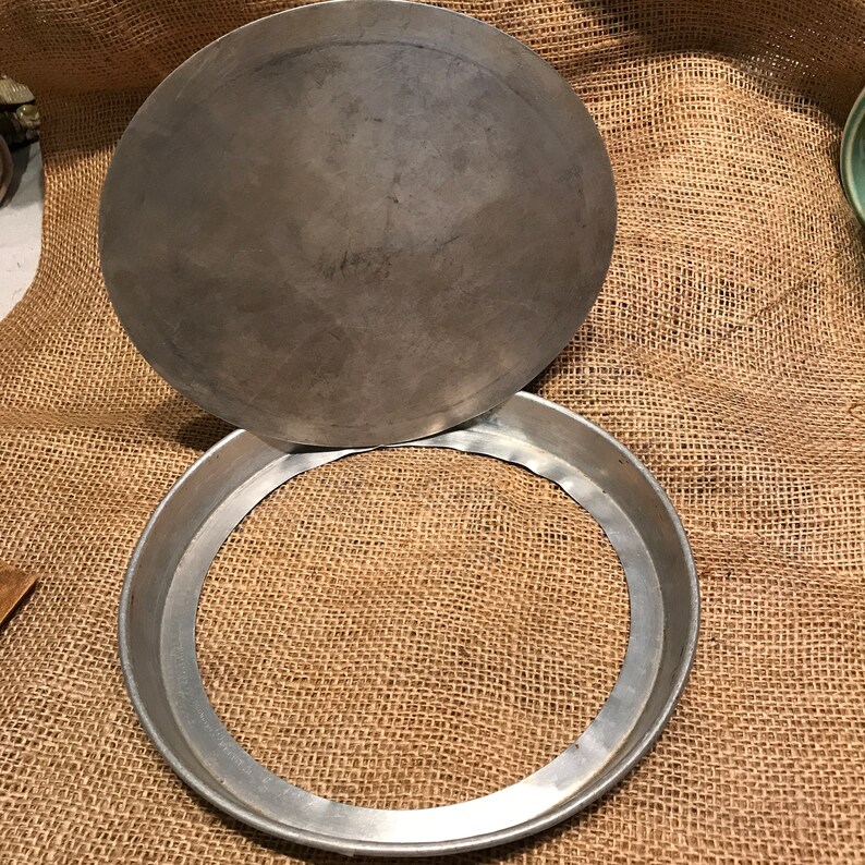 Two Piece Pan Vintage Kitchen Utensil 1950/'s Tart Pan 8.5 Aluminum Pan Removable Bottom Great Kitchen Display or Use