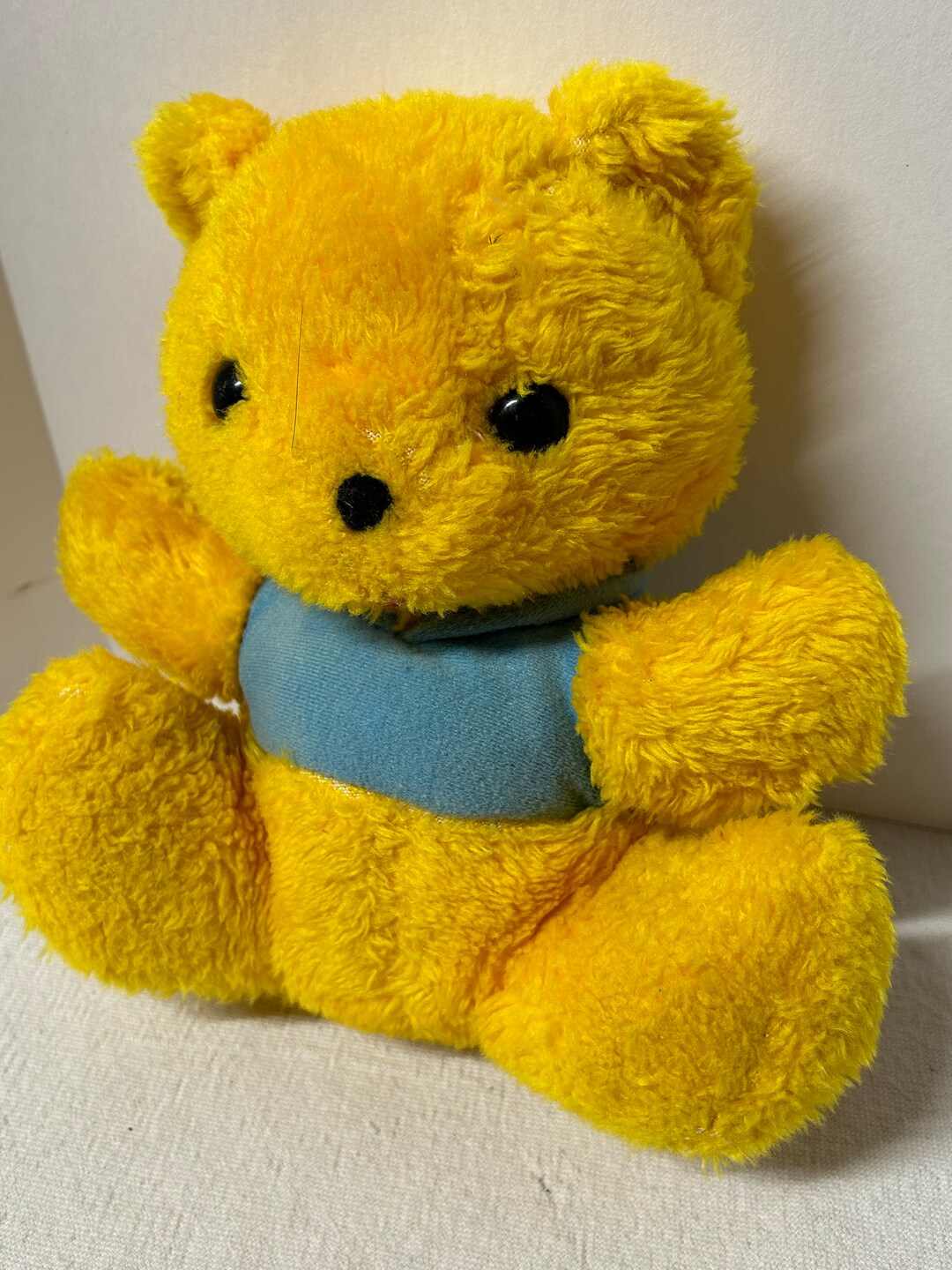 ヴィンテージおもちゃのぬいぐるみクマ、青いジャケットを着た