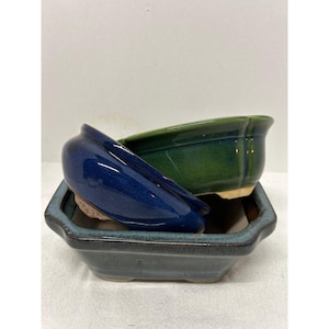 Juego de 3 macetas de cerámica esmaltada para bonsái en tonos azul verdoso y turquesa, rectangulares, ovaladas y redondas.