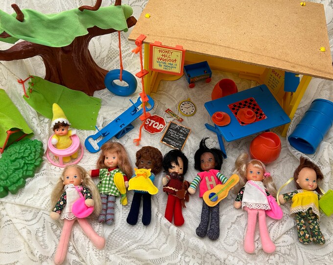 Vintage HONEY HILL CLUBHOUSE and Seven Honey Hill Bunch Dolls, Mattel