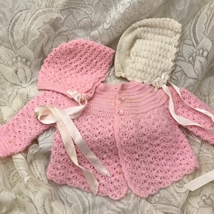 Ensemble vintage de pull et de casquette rose pour bébé, taille bébé, tricot à la main, ensemble de pull en tricot rose pâle, bonnet ivoire au crochet