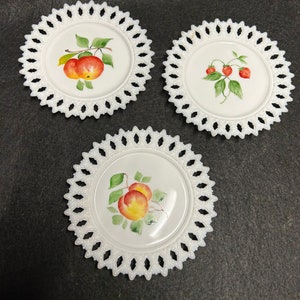 Vintage Westmoreland dekorative Teller, Milchglas, Lacey-Rand, handbemaltes Obst-Design, Dreier-Set