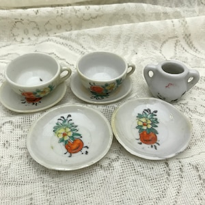 Juego de té de juguete vintage para muñecas para niños, diseño floral, 7 piezas en miniatura, 2 tazas 2 platillos 2 platos y un tazón de azúcar, 1960