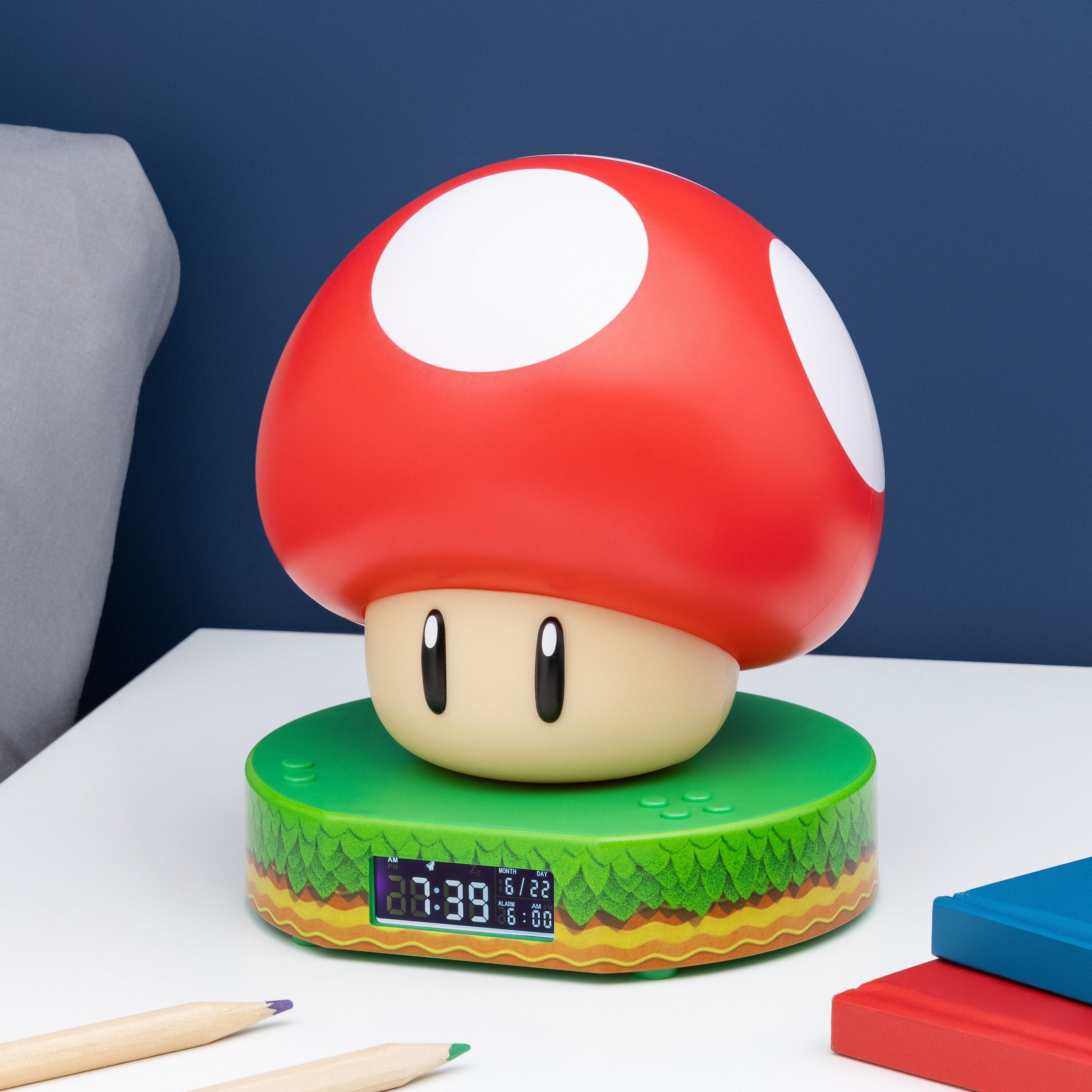 Sveglia digitale Super Mushroom con suono di accensione, merchandising  Nintendo con licenza ufficiale, mini lampada da tavolo 3D di Super Mario  Bros. -  Italia