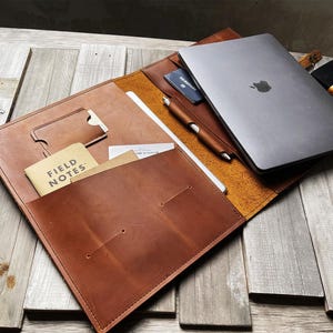 Capa de couro feita à mão para laptop: capa personalizada para Surface Pro/Book