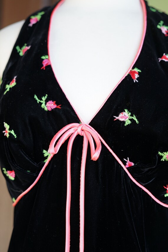 1970s Black Velvet Maxi Halter Dress with Pink Fl… - image 5