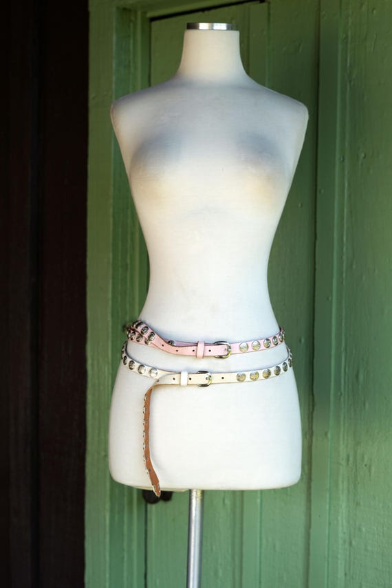 1990s White Thin Leather Belt With Silver Coin Stud Detail  display picture 3
