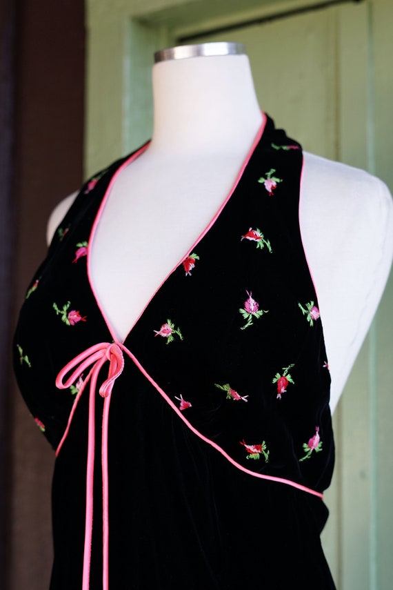 1970s Black Velvet Maxi Halter Dress with Pink Fl… - image 8