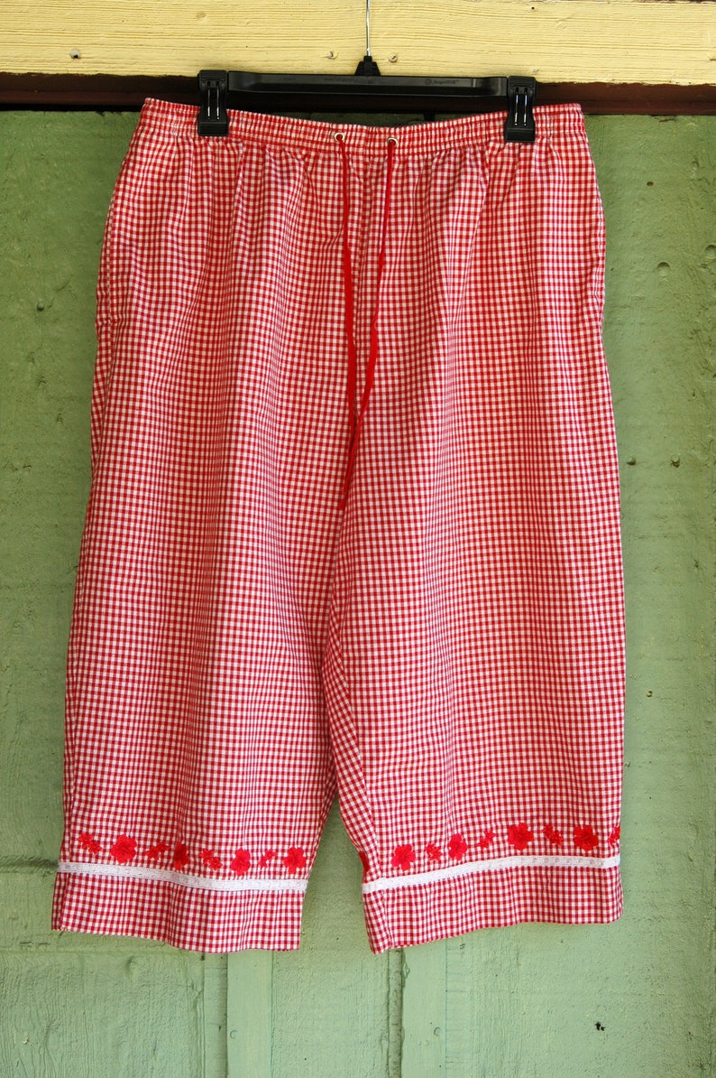 1990s Red and White Checked Cropped Pants by Karen Scott // 90s Summer Picnic Casual Pants with Red Floral Detail image 3