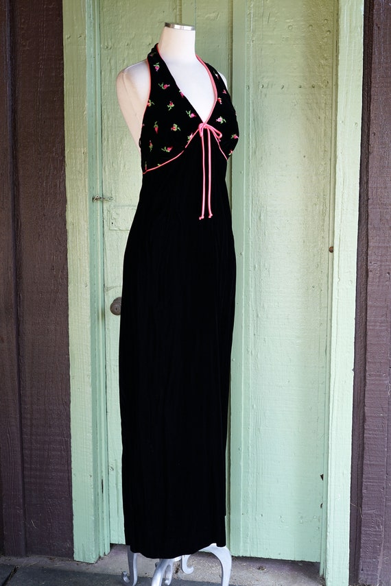 1970s Black Velvet Maxi Halter Dress with Pink Fl… - image 6