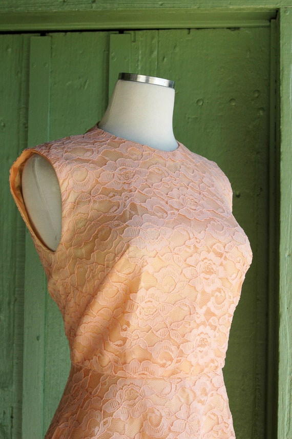 1960s Peach Lace Fit and Flare Sleeveless Midi Dr… - image 3