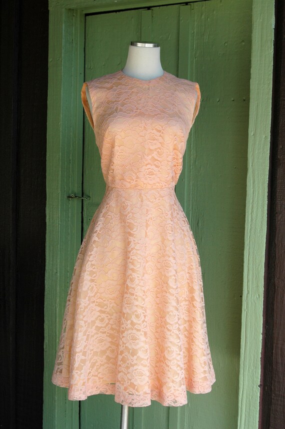 1960s Peach Lace Fit and Flare Sleeveless Midi Dr… - image 4