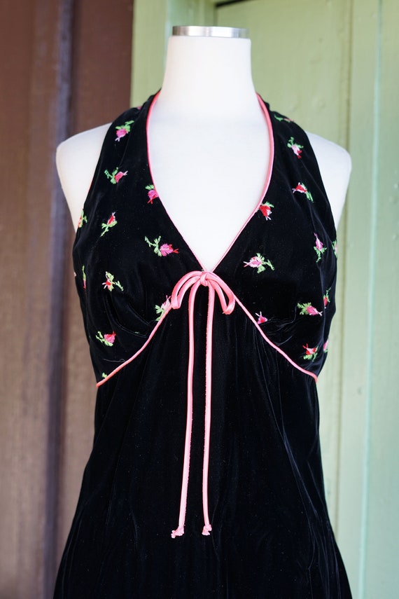 1970s Black Velvet Maxi Halter Dress with Pink Fl… - image 7