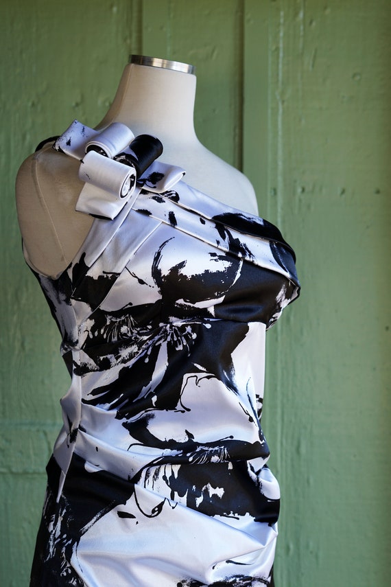 2000s Black and White One Shoulder Mermaid Trumpe… - image 7