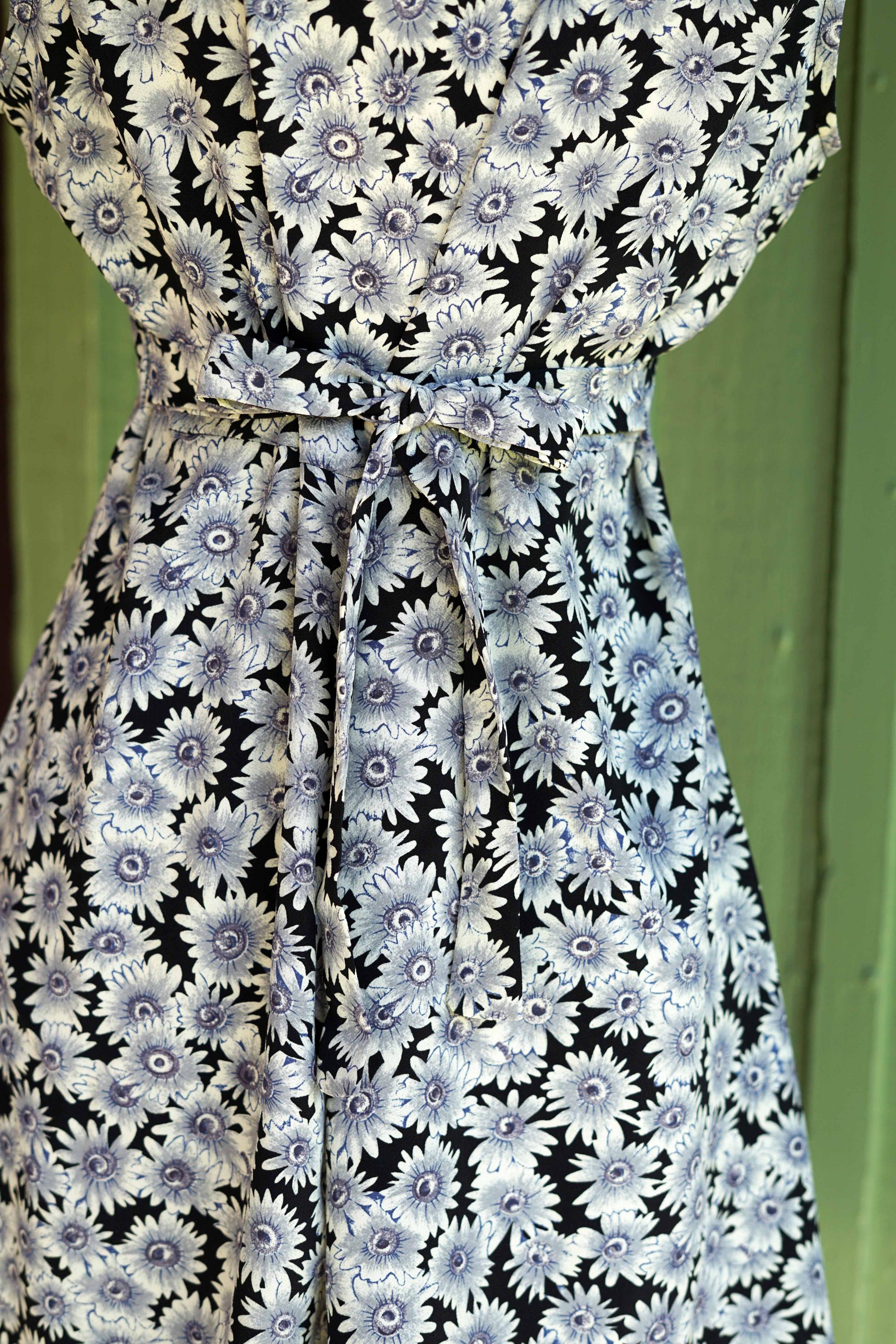 1990s Daisy Print Mini Dress // 90s Black Grey Blue Flower Print Sleeveless Short Summer Dress - Etsy 1990s Daisy Print Mini Dress // 90s Black Grey Blue Flower Print Sleeveless Short Summer Dress - Etsy