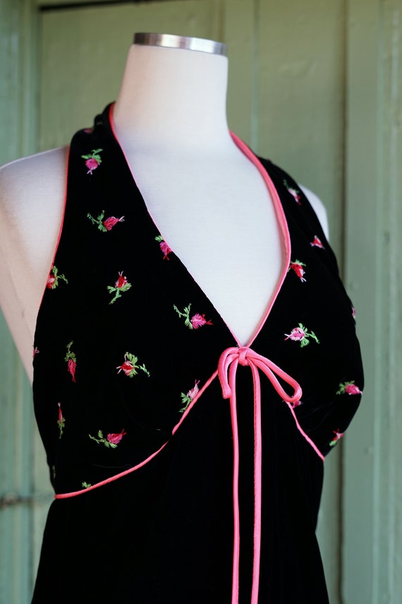 1970s Black Velvet Maxi Halter Dress with Pink Fl… - image 4