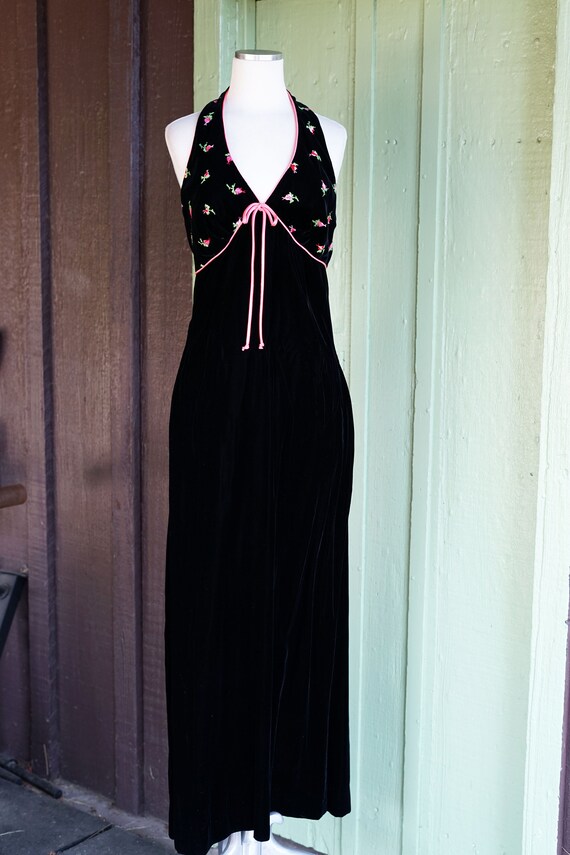 1970s Black Velvet Maxi Halter Dress with Pink Fl… - image 2