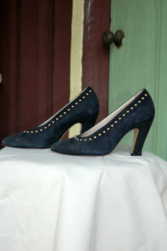 HOLIDAY 1980s Navy Blue Suede Pumps with Round Gol