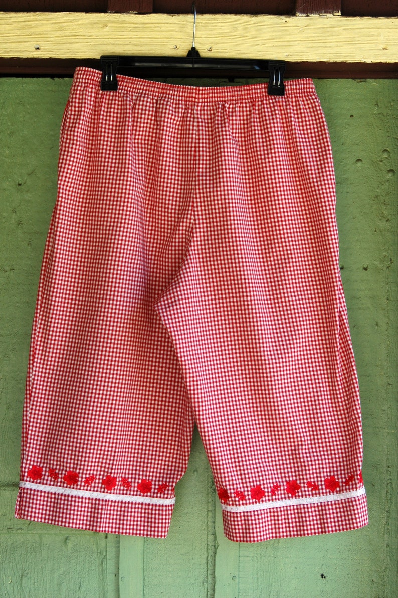 1990s Red and White Checked Cropped Pants by Karen Scott // 90s Summer Picnic Casual Pants with Red Floral Detail image 7