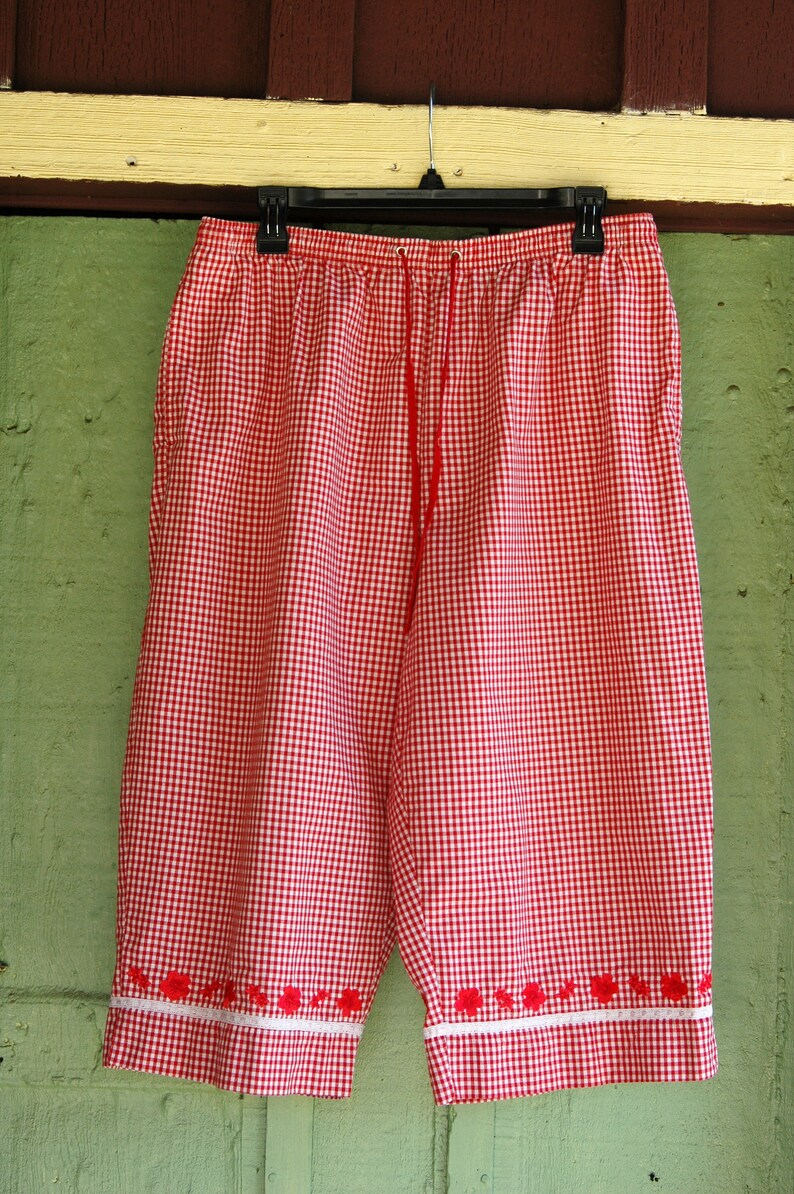 1990s Red and White Checked Cropped Pants by Karen Scott // 90s Summer Picnic Casual Pants with Red Floral Detail image 2