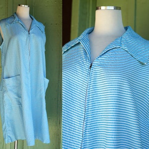 1960s Blue white Seersucker Striped Sleeveless Flared House Dress with Large Pockets 60s Pointed Collar Zip Front Leisure Casual House Dress