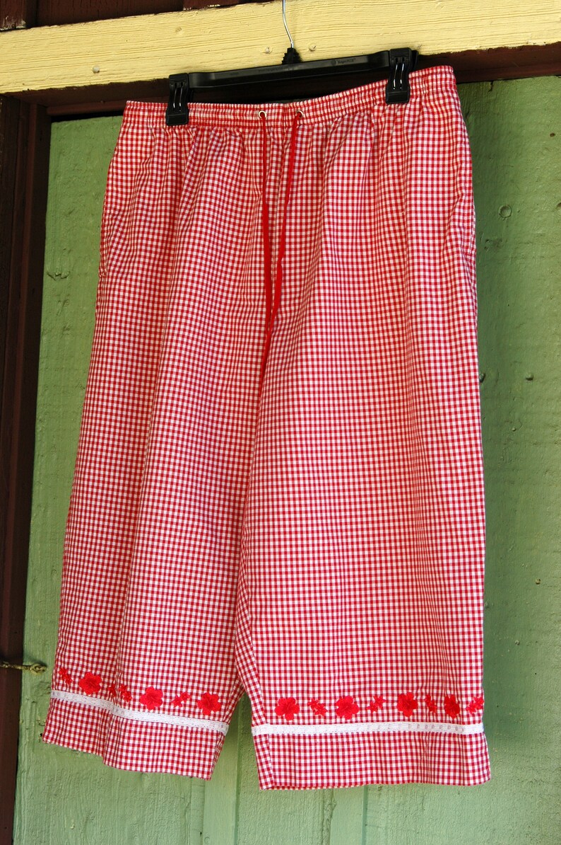 1990s Red and White Checked Cropped Pants by Karen Scott // 90s Summer Picnic Casual Pants with Red Floral Detail image 4