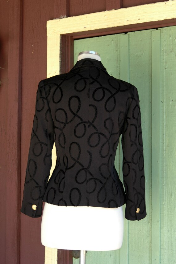 1990s Black Hourglass Cropped Blazer with Gold Bu… - image 8