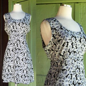 1990s Daisy Print Mini Dress // 90s Black Grey Blue Flower Print Sleeveless Short Summer Dress