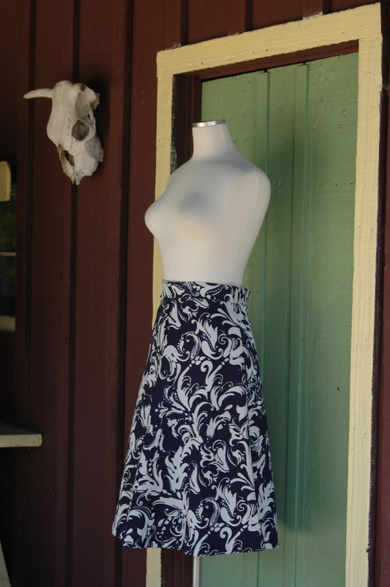 1960s 1970s Navy Blue and White Swirly Print A Li… - image 4