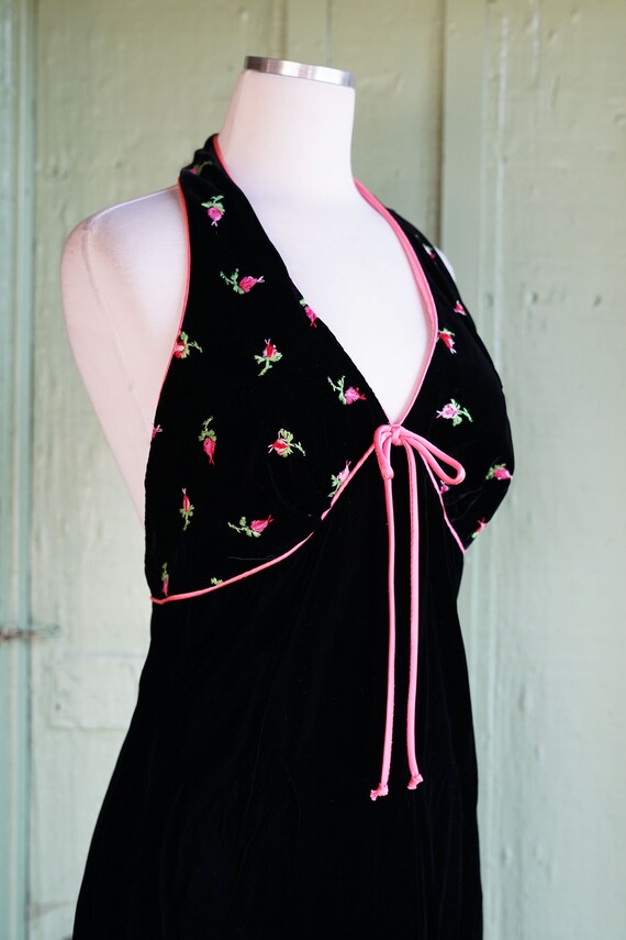 1970s Black Velvet Maxi Halter Dress with Pink Fl… - image 3